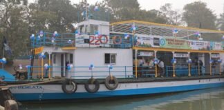 “Boat library” Book stories on the heart of River Hoogly!! Let us enjoy reading books along with the beautiful location!!