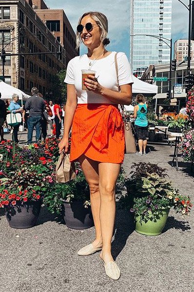 what to wear to the farmers market summer spring fall winter weekend outfit inspiration orange mini skirt white tee tan shoe flats blonde bun necklace sun