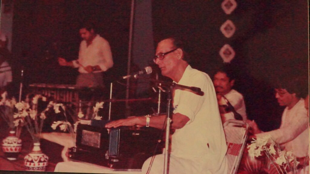 The singer had simplicity but a rich voice. The anniversary is today. Can you guess who?: Music world 2022 16 DSC05837